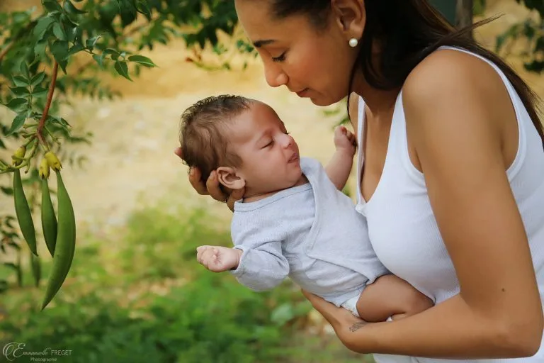 Une maman tient son nouveau-né