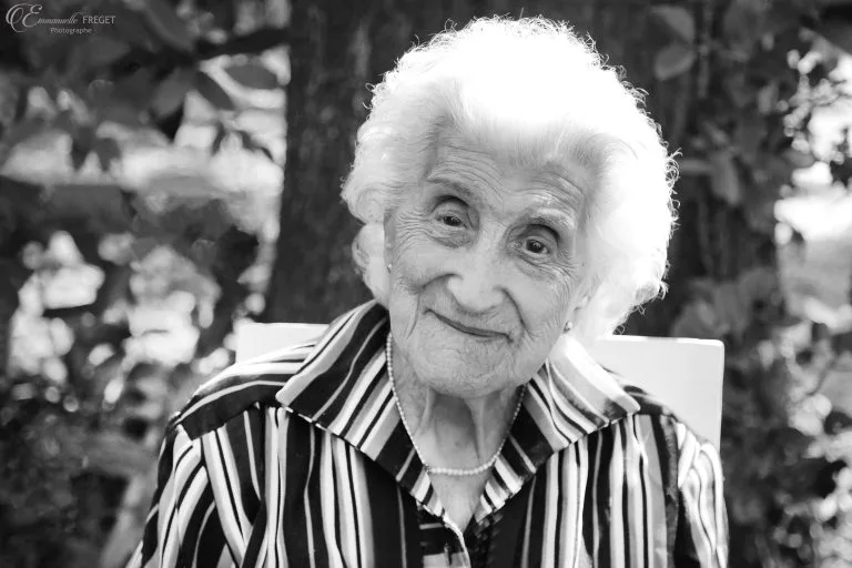 Une dame âgée aux cheveux blancs