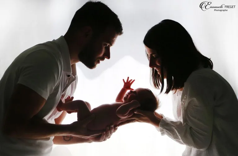 Un couple porte son bébé