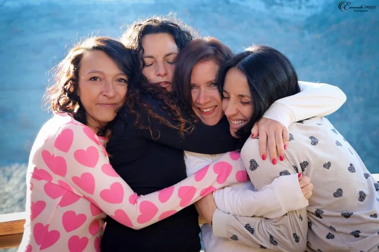 Retrouvailles entre soeur photographiée à Ganges