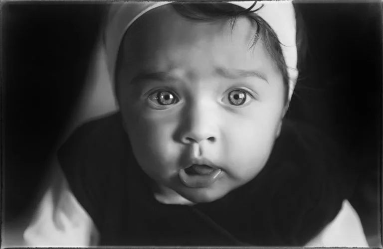 Un bébé au regard interrogateur