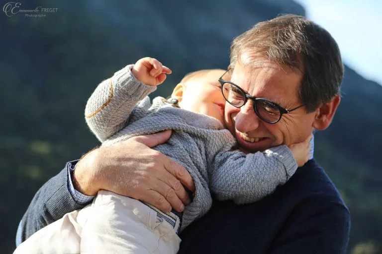 Un homme qui porte un bébé