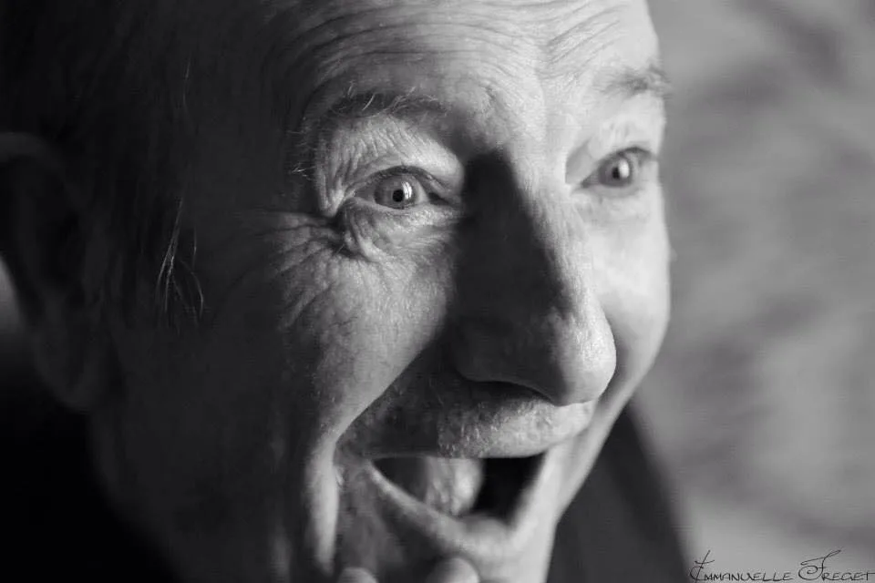 Un homme au sourire malicieux en EHPAD