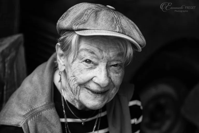 Une dame âgée avec une casquette