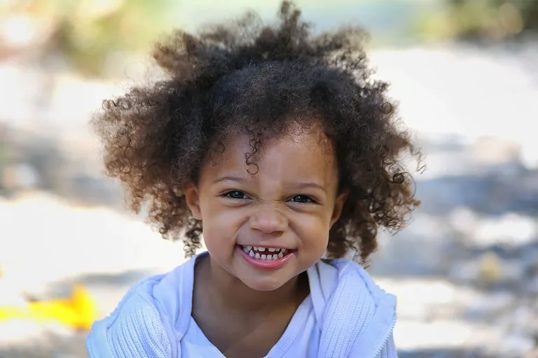 Une petite fille qui sourit