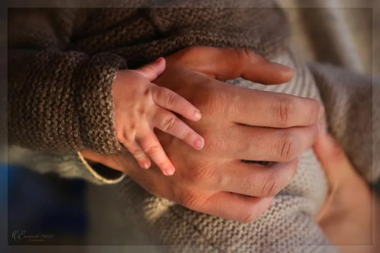 photo d'une main d'adulte et d'enfant
