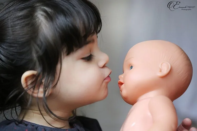 Photo d'enfant avec son jouet