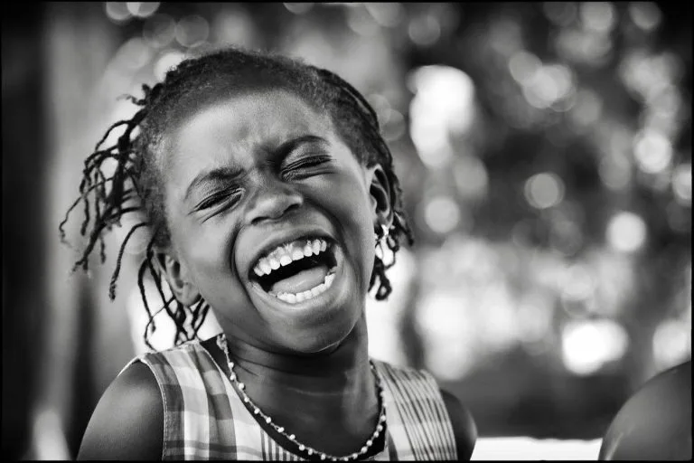 Une petite fille qui rit aux éclats