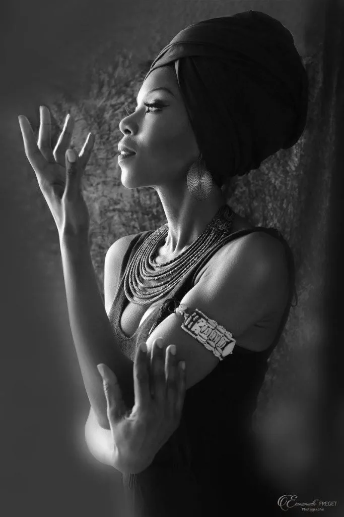 Photographie artistique d'une femme dans une tenue antique